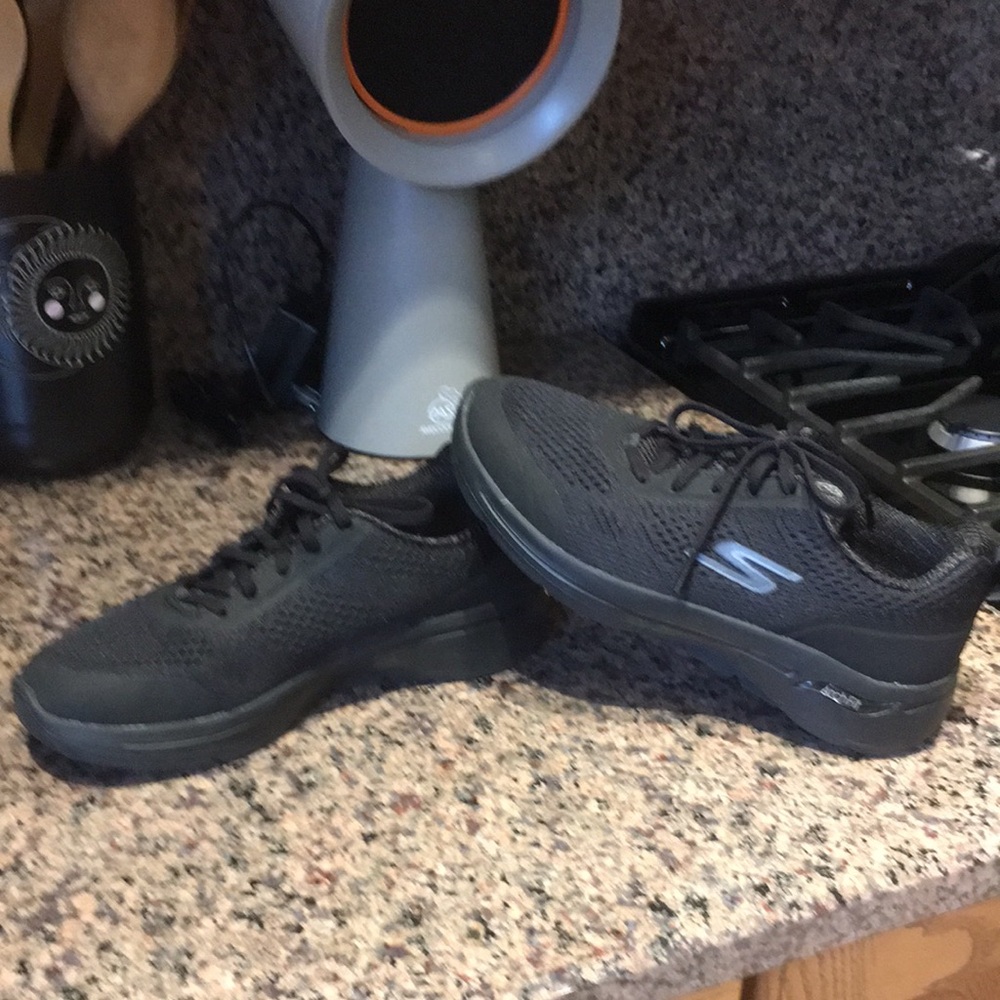 Skechers Women’s Black Athletic Shoes. Excellent used condition Size 6M